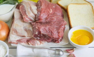 Những miếng thịt băm cổ điển trong chảo rán được chế biến nhanh chóng và dễ dàng. Chúng tôi sẽ chuẩn bị các sản phẩm cần thiết theo danh sách.