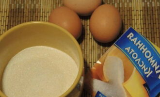 Cum să faci bezea clasică la cuptor acasă? Să pregătim ingredientele necesare pentru a face bezea.