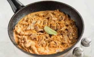 Krydda med salt, peppar och tillsätt lagerblad till biffstroganoffen.