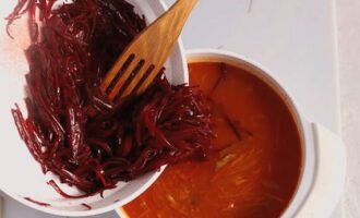 Gooi de zachte bieten in de pan met de andere ingrediënten, kook 8-10.