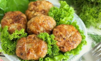 Những miếng thịt băm cổ điển trong chảo rán đã sẵn sàng ở nhà. Ăn kèm với một món ăn phụ!