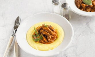 Servera den färdiga nötköttstroganoffen med potatismos - du hittar ingen bättre kombination. Smaklig måltid!