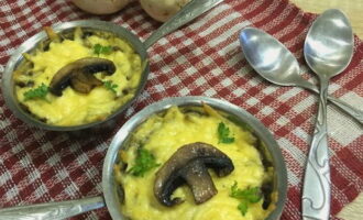 Julienne với thịt gà và nấm trong lò đã sẵn sàng! Phục vụ món ăn nóng trực tiếp trong máy làm cocotte. Chúc ngon miệng!