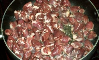 Se încălzește tigaia, se toarnă ulei vegetal și se așează inimile pregătite. Sarați-le și fierbeți la foc moderat timp de 15 minute.