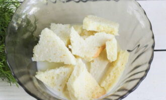 Cắt bỏ lớp vỏ khỏi các lát bánh mì. Đổ đầy bột giấy bằng sữa hoặc nước và để phồng lên.