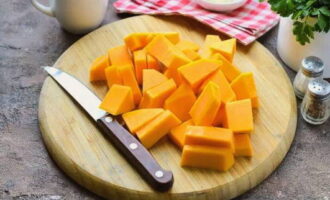 Gupitin ang kalabasa sa medium-sized na mga cube.