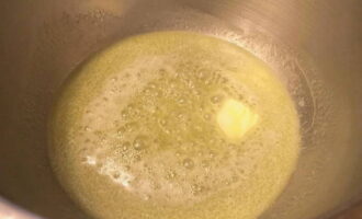 A vajat teljesen felolvasztjuk.