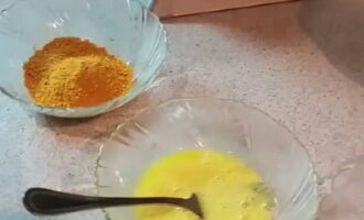 A zsemlemorzsát külön tálba tesszük, és sózzuk, őrölt fekete borsot és őrölt paprikát adunk hozzá. Keverd össze.