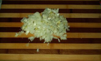 Curățați și spălați ceapa, tăiați-o cubulețe mici.