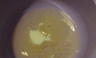 Adăugați sare și acid citric la albusuri. Adăugăm și câteva linguri de zahăr.