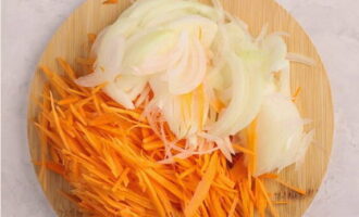 Bereid de groenten zonder tijd te verspillen: snijd de ui in dunne halve ringen, bieten en wortels in reepjes, aardappelen en tomaten in blokjes. Haal de knoflookteentjes door een pers.