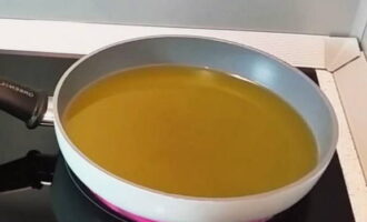 Egy serpenyőben melegítsen fel nagy mennyiségű növényi olajat.
