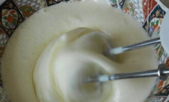 Mixer segítségével habosra verjük.