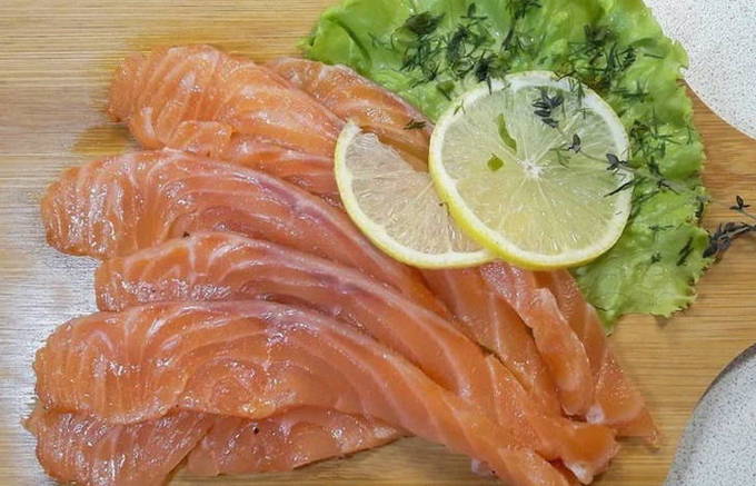 Huisgemaakte gezouten forel