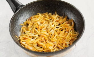 Efter köttet, i samma stekpanna, stek löken i vegetabilisk olja tills en vacker gyllene färg.
