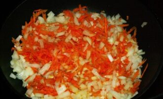 Prăjiți legumele tocate într-o altă tigaie cu o cantitate mică de ulei vegetal timp de 10 minute.