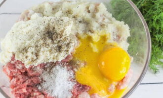 Thêm bánh mì ngâm, lòng đỏ trứng, muối và hạt tiêu đen xay vào thịt băm.