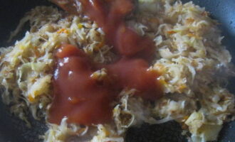 Zout en breng de gestoofde groenten op smaak, voeg tomatenpuree toe. In plaats van plakken kun je ketchup toevoegen. Roer de gestoofde kool erdoor en kook nog 5 minuten.