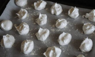 Apoi, transferați amestecul nostru pe o tavă de copt cu pergament. Acest lucru se poate face folosind o pungă de patiserie sau pur și simplu se întinde cu grijă. Coacem preparatele noastre timp de 1 oră la o temperatură de 100°. Apoi opriți cuptorul și lăsați bezeaua înăuntru încă 15 minute.