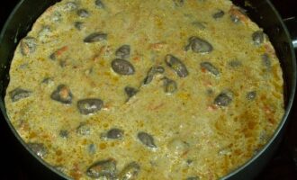 Adăugați smântână în inimioare și legume, amestecați și aduceți vasul la fiert, fierbeți la foc mic timp de 5-7 minute.