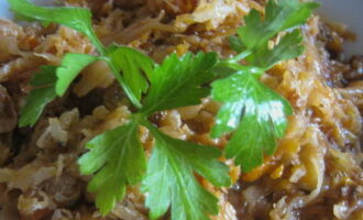 Klassieke gestoofde kool in een koekenpan is klaar! Je kunt het veilig op tafel serveren en lovende recensies verzamelen over je culinaire vaardigheden. Eet smakelijk!