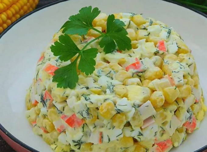 Klassisk sallad med krabbapinnar och majs