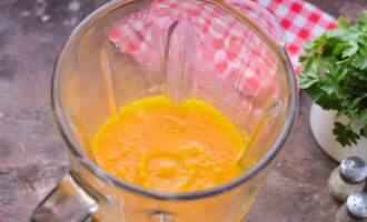 Ibuhos ang mga nilalaman sa mangkok ng blender at talunin hanggang makakuha ka ng lugaw.