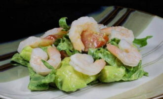 ใส่กุ้งต้มลงในสลัดแล้วเสิร์ฟอาหารเรียกน้ำย่อยบนโต๊ะได้ อร่อย!