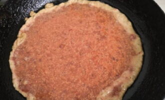 A continuació, heu de fregir les creps de fetge. Escalfeu una paella amb oli vegetal i aboqueu-hi la massa de fetge a porcions.