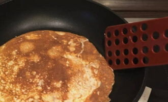 Stek pannkakan på ena sidan, vänd på den och stek på den andra.