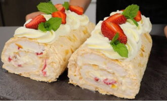 Cuộn Meringue đã sẵn sàng! Trang trí món tráng miệng ướp lạnh với bạc hà tươi và quả mọng. Thưởng thức trà của bạn!