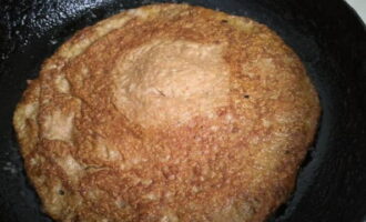 Fregiu les creps pels dos costats fins que estiguin daurades.