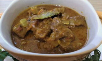Fläskgulasch med sås i en stekpanna är klar! Servera rätten i djupa serveringsskålar direkt efter tillagning. Smaklig måltid!