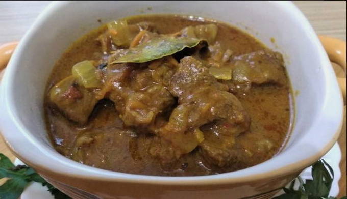 Fläskgulasch med sås i en stekpanna