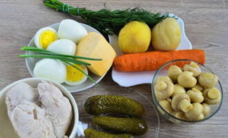 Com preparar una amanida senzilla i saborosa per a la taula de vacances? Per accelerar el procés, bulliu els següents ingredients per endavant fins que estiguin llestos: patates, pastanagues, ous i aus de corral. Deixeu refredar.