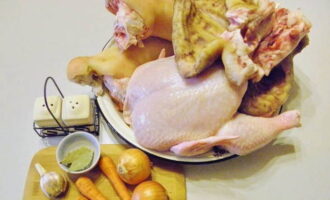 Hur gör man klassiskt gelékött hemma? Blötlägg först köttet i en lösning av kallt vatten och vinäger, låt stå i en halvtimme för att bli av med obehagliga lukter.