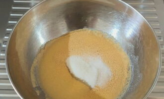 Hoe maak je zelfgemaakte kaneelbroodjes in de oven? Los de gist en kristalsuiker op in warme melk en laat 10 minuten staan.