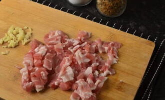 Cách làm mì ống carbonara cổ điển với thịt xông khói và kem tại nhà? Trước hết, luộc mì ống trong nước sôi có muối. Tỏi bỏ vỏ và băm nhỏ tép, cắt thịt xông khói thành khối hoặc dải.