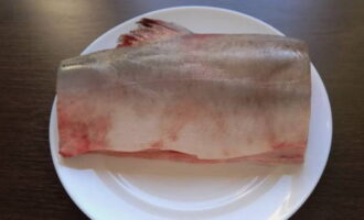 Hur man snabbt och välsmakande salt röd fisk hemma? Vi tinar den urtagna slaktkroppen, men inte helt, och tvättar den noggrant och tar bort mörka filmer och fjäll.