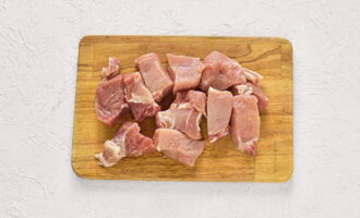 La marinada per a la barbacoa de porc és molt senzilla de preparar. Rentar la carn de la barbacoa, assecar-la i tallar-la a daus.