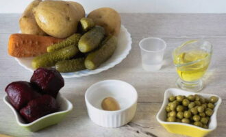 Vinaigrette ตามสูตรคลาสสิกนั้นเตรียมง่ายมาก ต้องต้มหรืออบหัวบีท มันฝรั่ง และแครอทล่วงหน้า เมื่อผักเย็นลงคุณสามารถประกอบสลัดต่อได้ ระบายของเหลวจากถั่วกระป๋อง