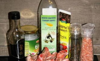 Cum să gătești coaste de porc gustoase? Pregătiți toate produsele necesare, dezghețați coastele de porc. Folosește sare în funcție de cât de sărat este sosul tău de soia.