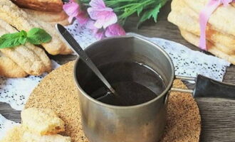 Tiramisu dupa reteta clasica poate fi preparat cu usurinta acasa. În primul rând, preparați cafea tare.