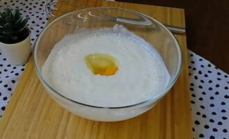 Làm thế nào để nướng bánh kefir mịn bằng công thức đã được chứng minh tốt nhất? Đổ kefir béo ấm vào một cái bát sâu. Thêm muối, đường rồi đập trứng gà vào. Trộn kỹ các sản phẩm bằng máy đánh trứng.
