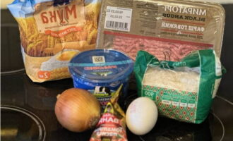 A klasszikus húsgombócokat paradicsomszószban serpenyőben nagyon könnyű elkészíteni. Előkészítjük az alkatrészeket.