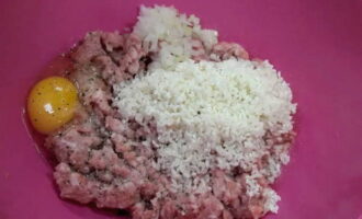 Cách nấu thịt viên cổ điển với cơm? Cho thịt băm vào hộp rộng và sâu rồi trộn với ngũ cốc đã rửa sạch, trứng, nửa củ hành tây xắt nhỏ, muối và hạt tiêu đen.