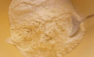 Làm thế nào để nấu bánh chanh trong lò? Đo lượng bột cần thiết và rây vào một cái bát sâu lòng. Chúng tôi cũng gửi bột nở và 100 gam đường bột tới đây. Chúng ta sẽ sử dụng lượng đường bột còn lại để làm kem chanh.