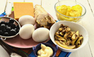 Paano maghanda ng sunflower salad na may mga chips ayon sa klasikong recipe? Pakuluan at palamigin ang fillet ng manok at itlog nang maaga. 