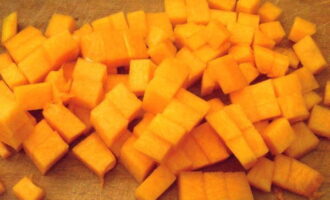 วิธีการปรุงโจ๊กฟักทองแสนอร่อย? ล้างฟักทอง ปอกเปลือก หั่นเนื้อเป็นก้อนเล็ก ๆ