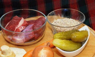 Com preparar un escabetx clàssic amb ordi i cogombres? Prepararem tots els productes necessaris segons la llista.